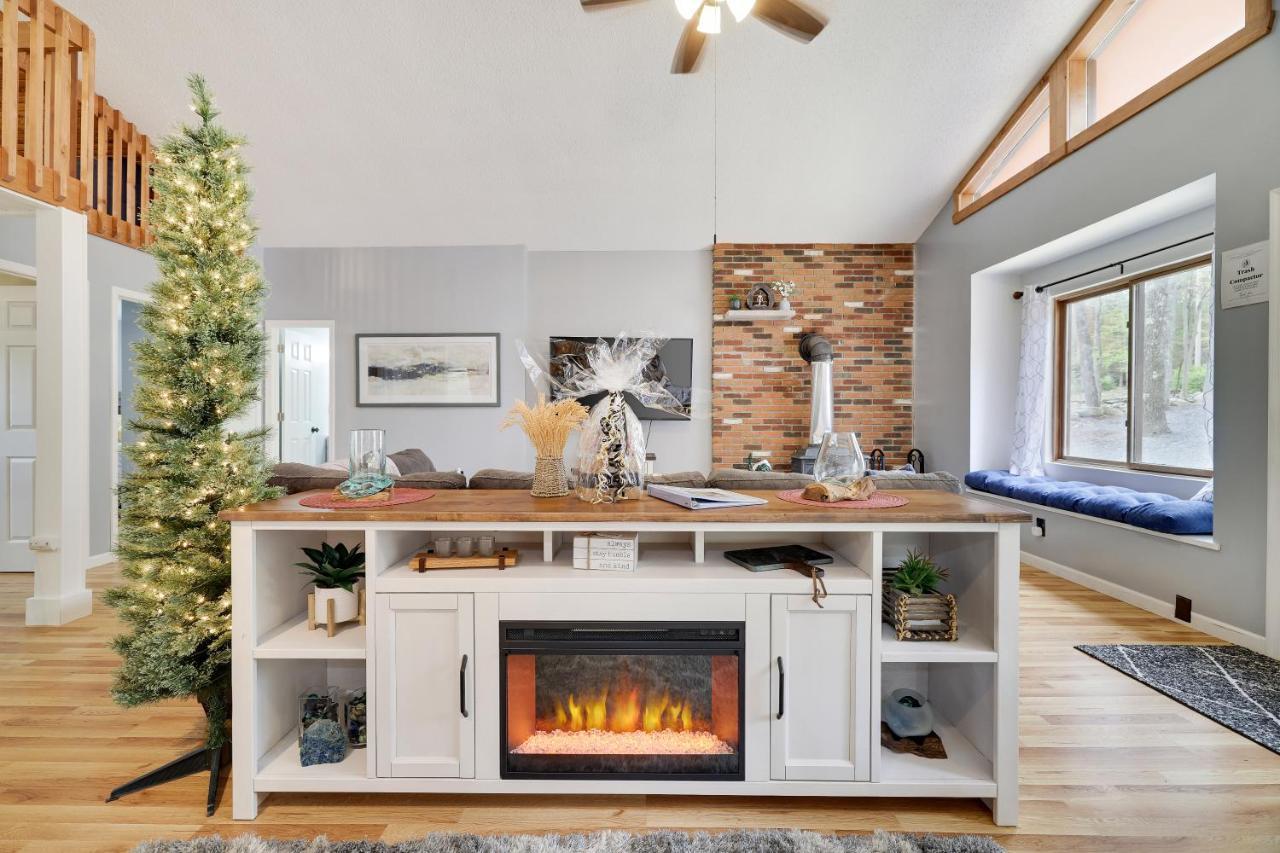 Premier Cozy Cabin - Free Amenities & Comm Indoor Pools Bushkill Bagian luar foto