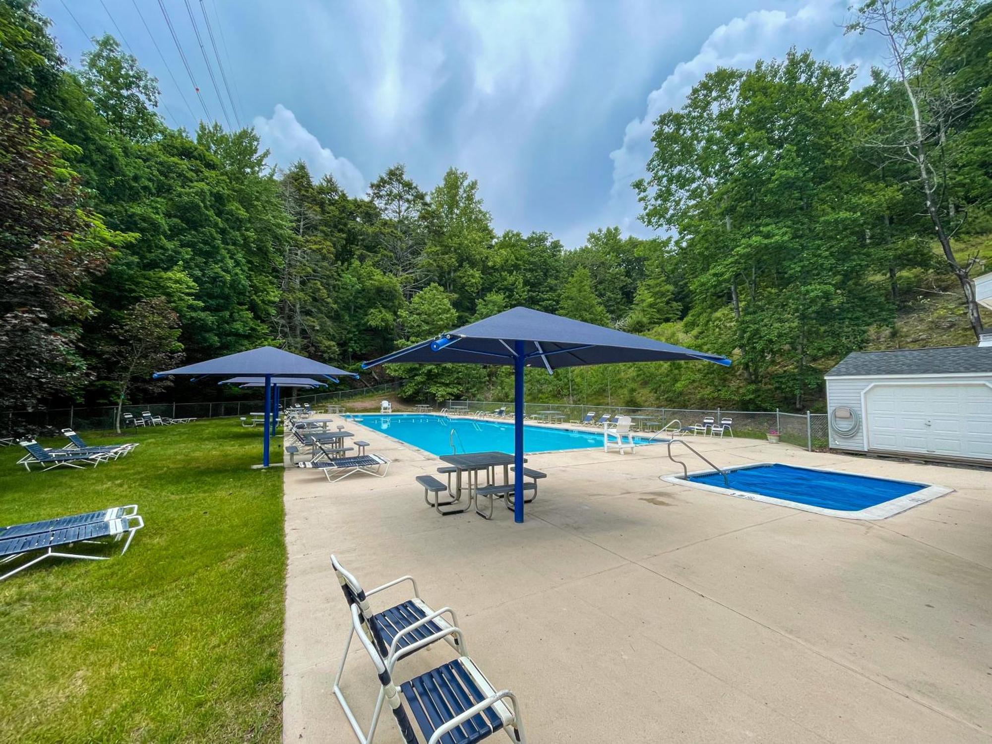 Premier Cozy Cabin - Free Amenities & Comm Indoor Pools Bushkill Bagian luar foto